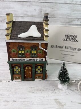 Department 56 “”Faversham Lamps & Oil” Dickens Christmas Village w box and light
